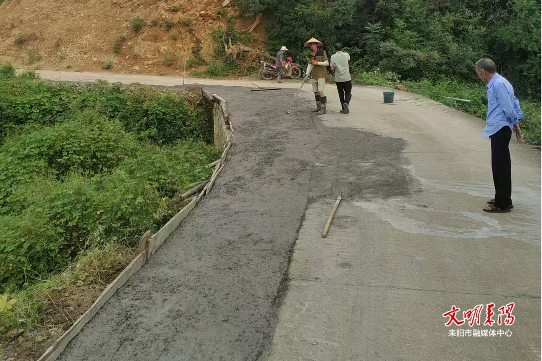 心系群众办实事 修缮道路暖民心
