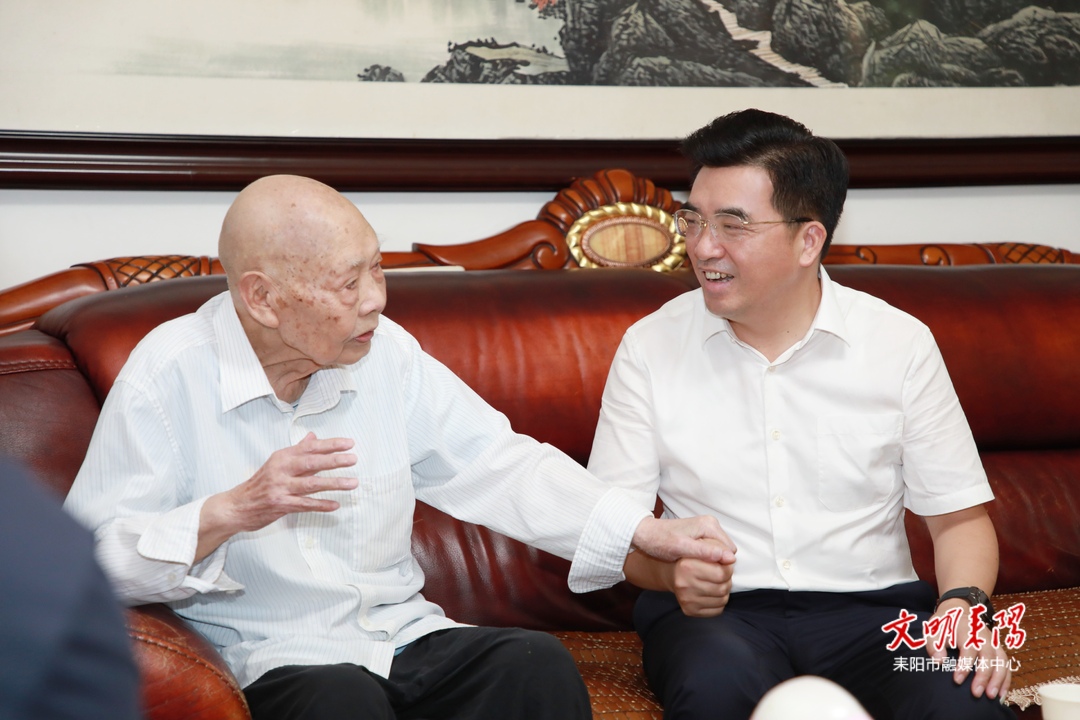 赖馨正走访慰问老干部老党员