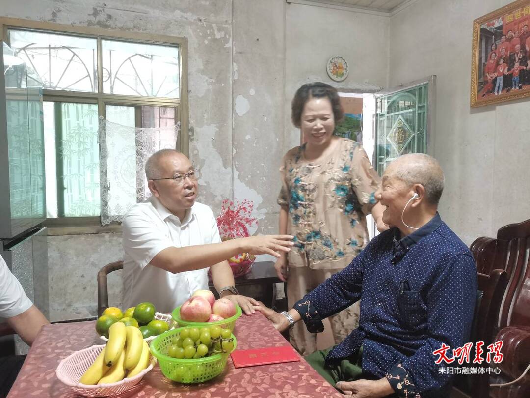 尹立鑫走访慰问老干部老党员