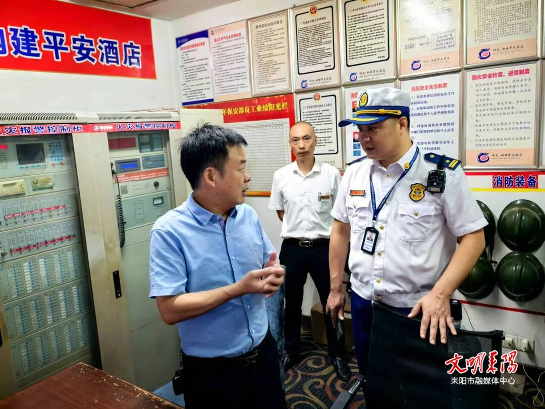 市领导督导国庆节前消防安全