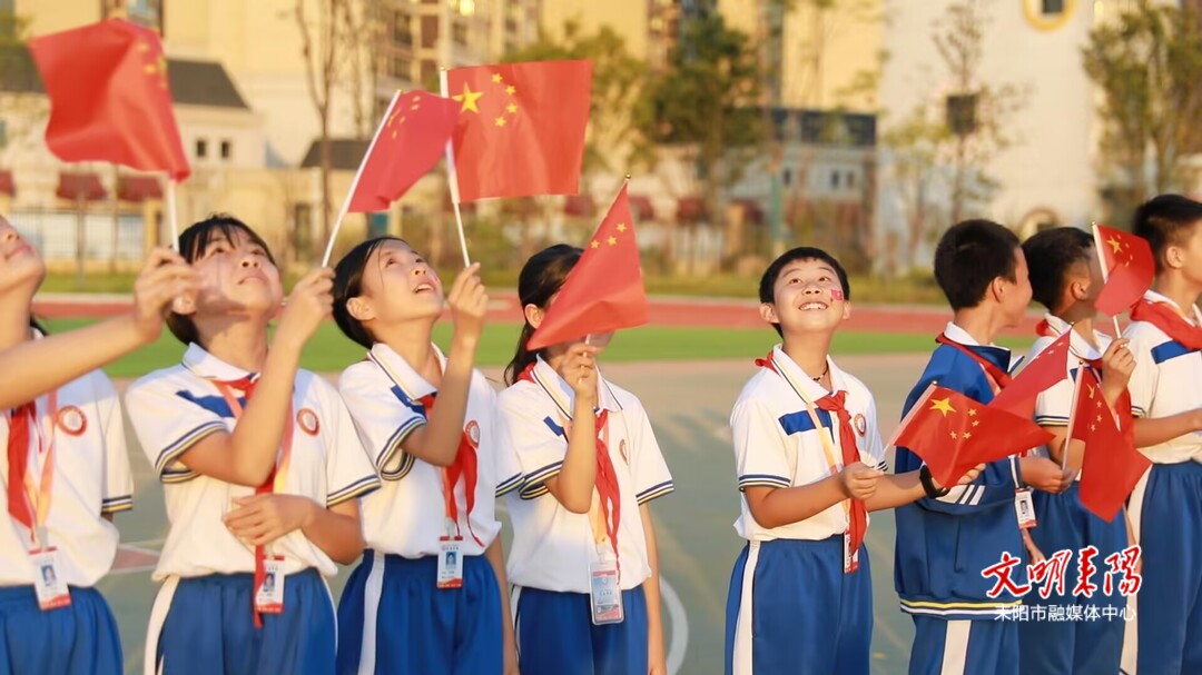 耒阳：五星红旗迎风飘扬 无人机花式表白祖国