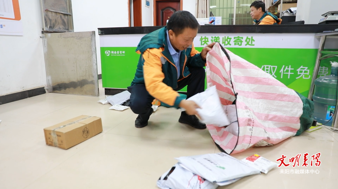 新中国75周年华诞——老邮递员吴江南在高山深处的“温情邮路”上坚守岗位