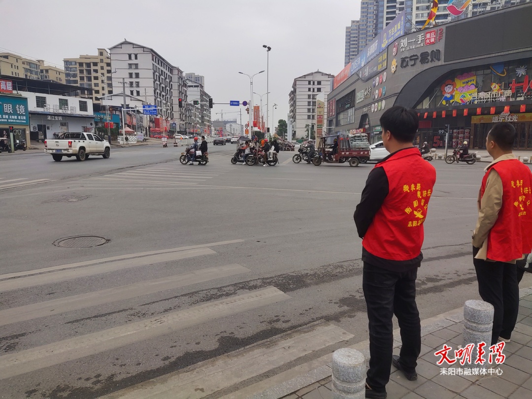 五里牌街道：“两站两员”助力道路交通安全劝导