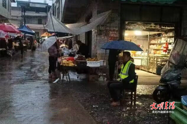 小水镇开展道路交通安全文明劝导活动