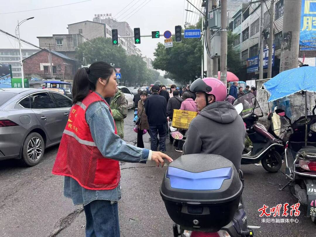 灶市街街道“两站两员”积极开展交通劝导工作