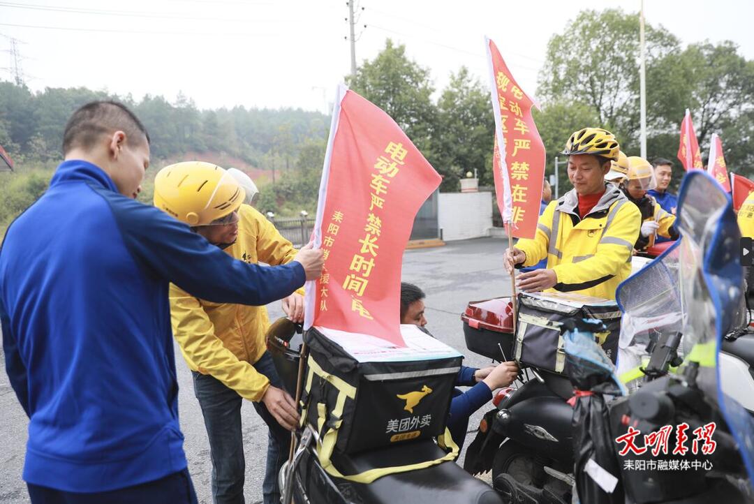 外卖骑手化身“流动消防宣传车” 将消防安全知识送入千家万户