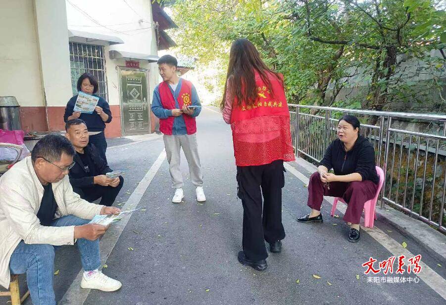 铁路园社区:“志愿红”扮靓交通安全风景线