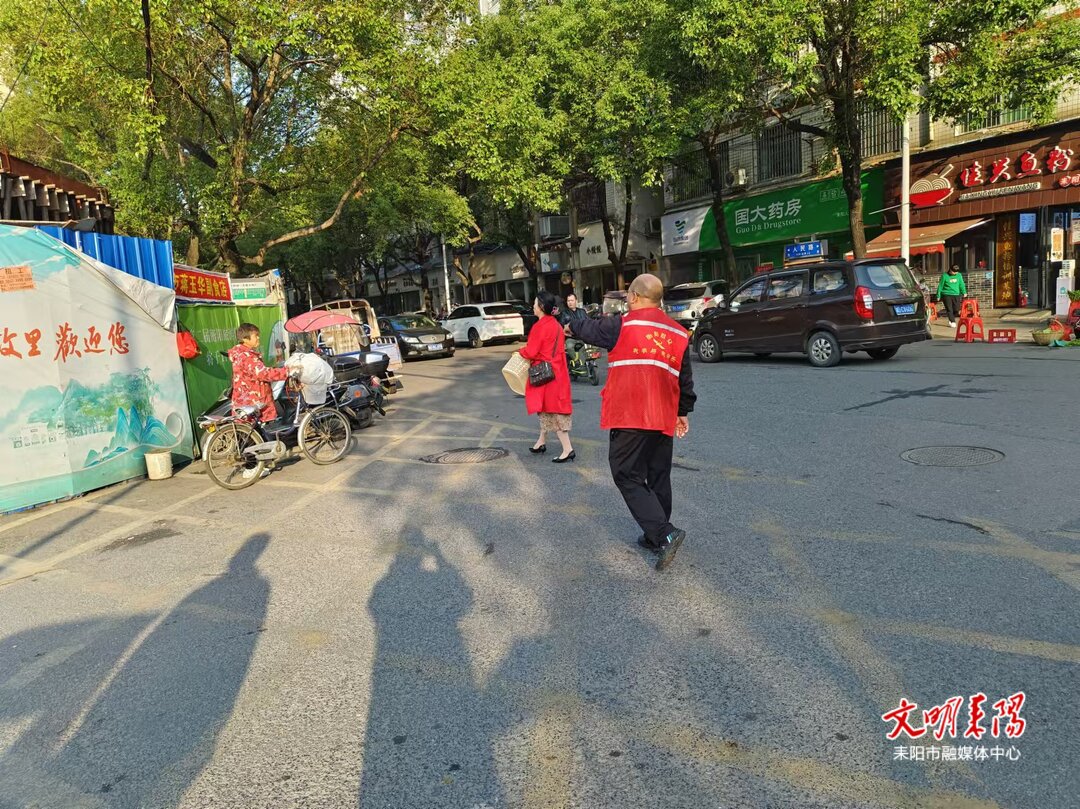 蔡子池街道组织“两站两员”开展交通安全劝导 筑牢交通安全防线