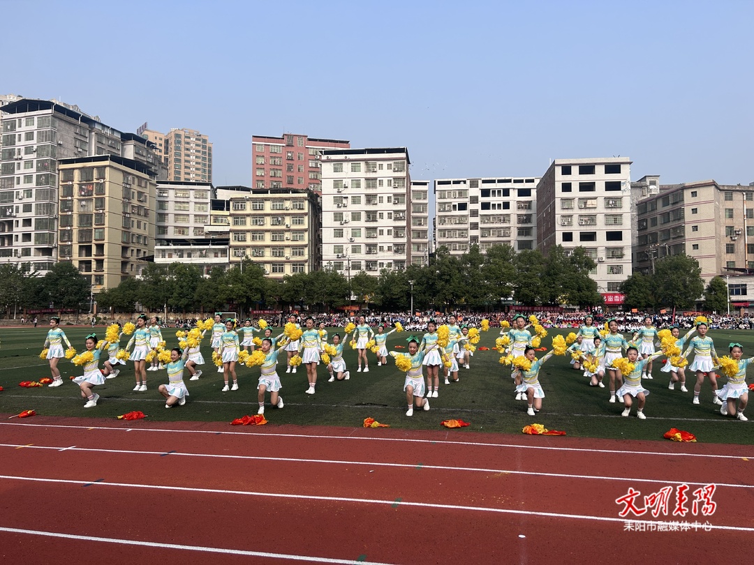 1400余名运动小将角逐中小学生田径运动会