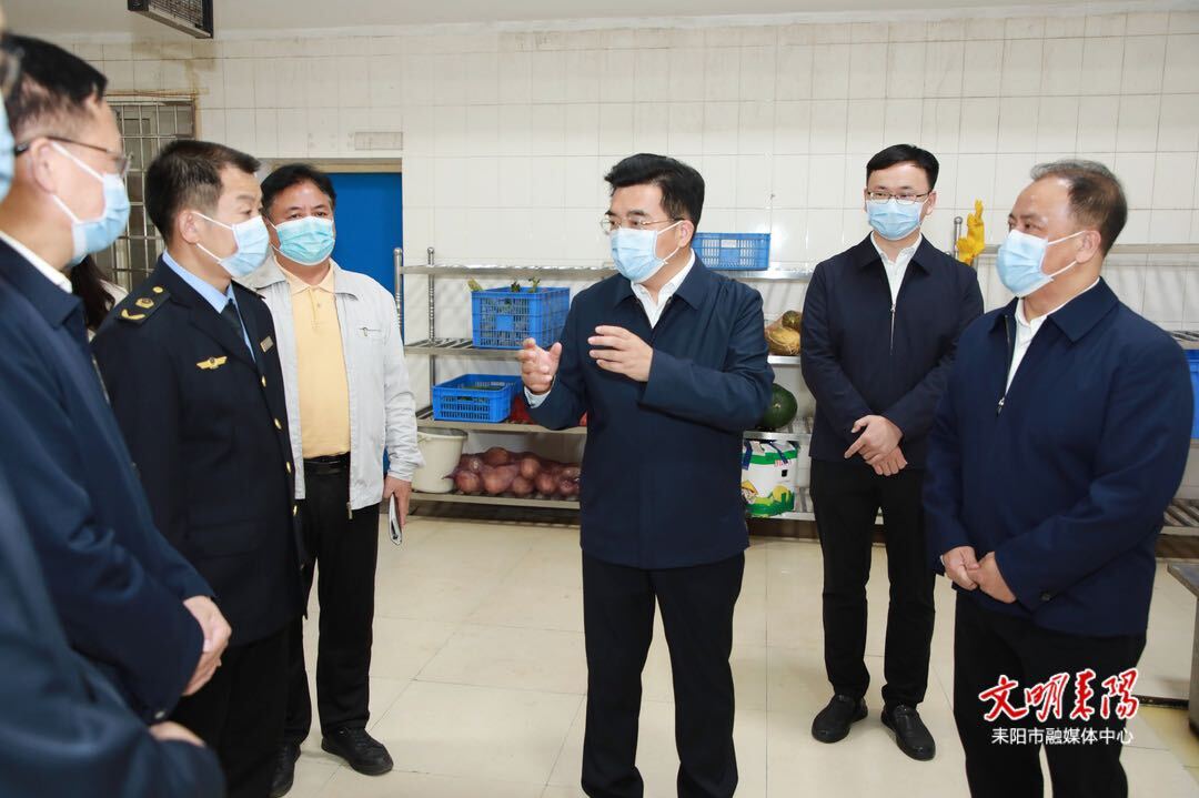 赖馨正“四不两直”到耒阳二中督导“校园餐”工作