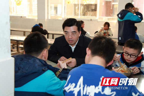时刻新闻丨湖南耒阳：筑牢“食安线”守护 “盘中餐”