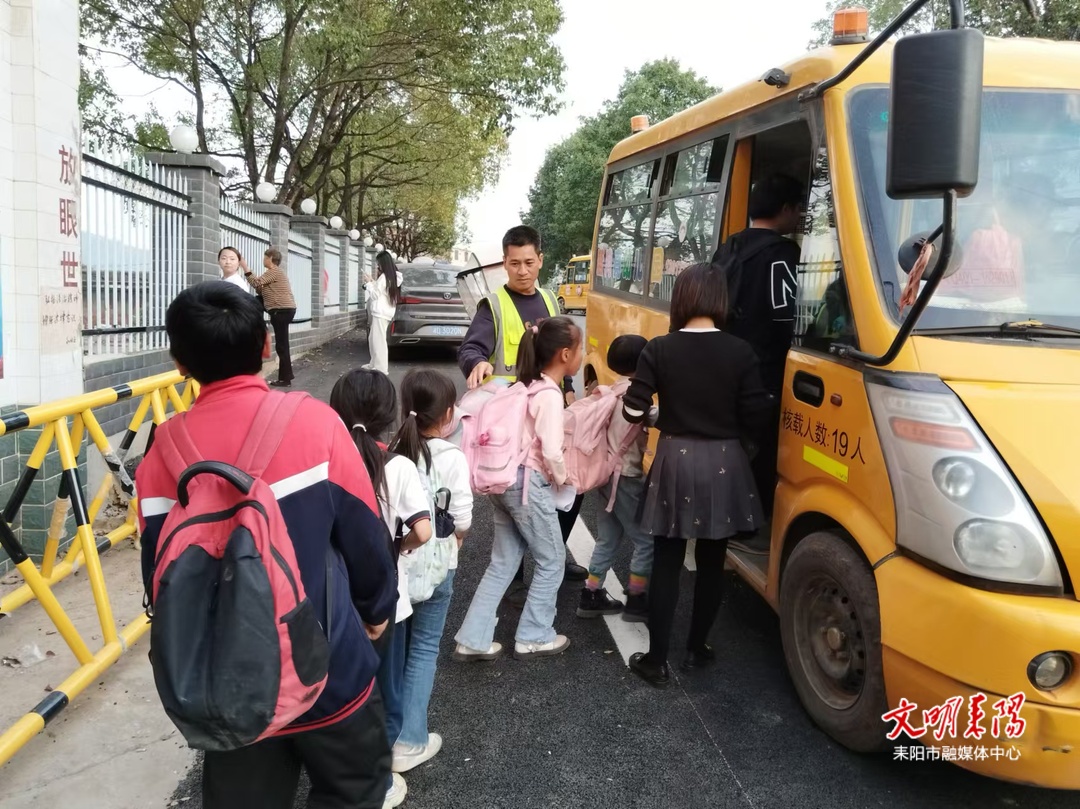 【简讯】导子镇开展交通劝导行动   守护群众平安出行