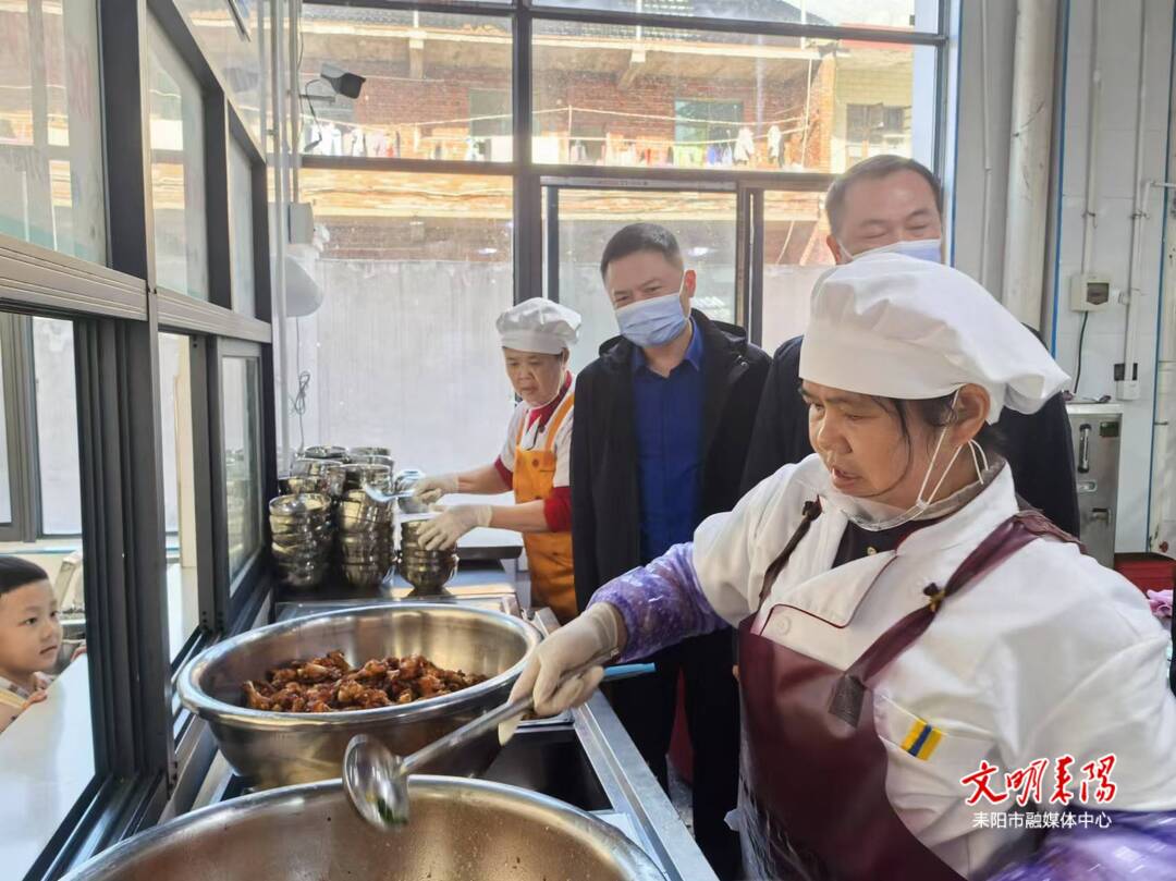 市领导到紫峰小学督导“校园餐”工作