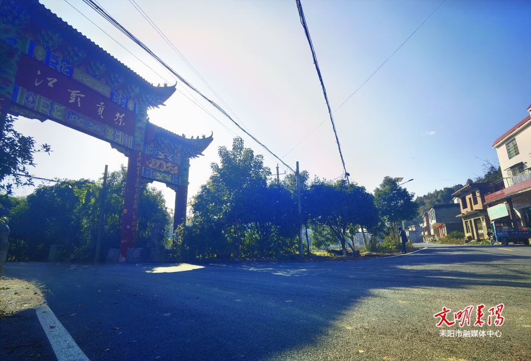 铺就乡村“振兴路” ！龙塘镇龙江公路分段建成试通车