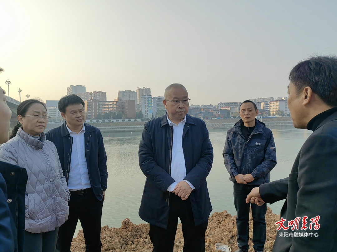 尹立鑫带队督导违法用地整改并开展巡田巡河工作