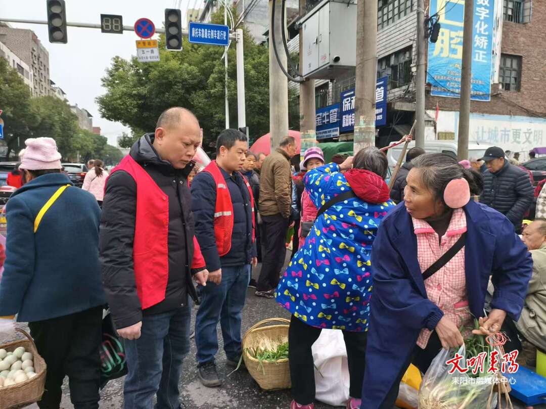不间断不松懈！灶市街街道集中整治五轨道马路市场