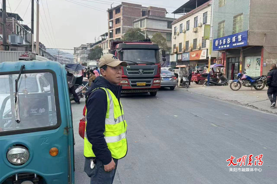 大市镇组织“两站两员”开展道路交通安全文明劝导