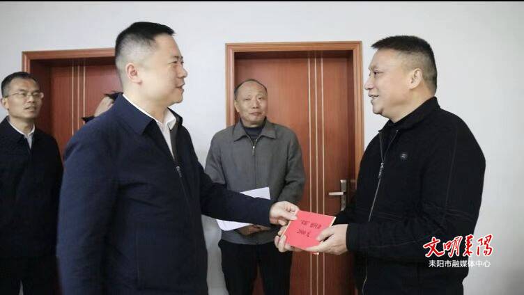 市领导走访慰问“双联”困难职工