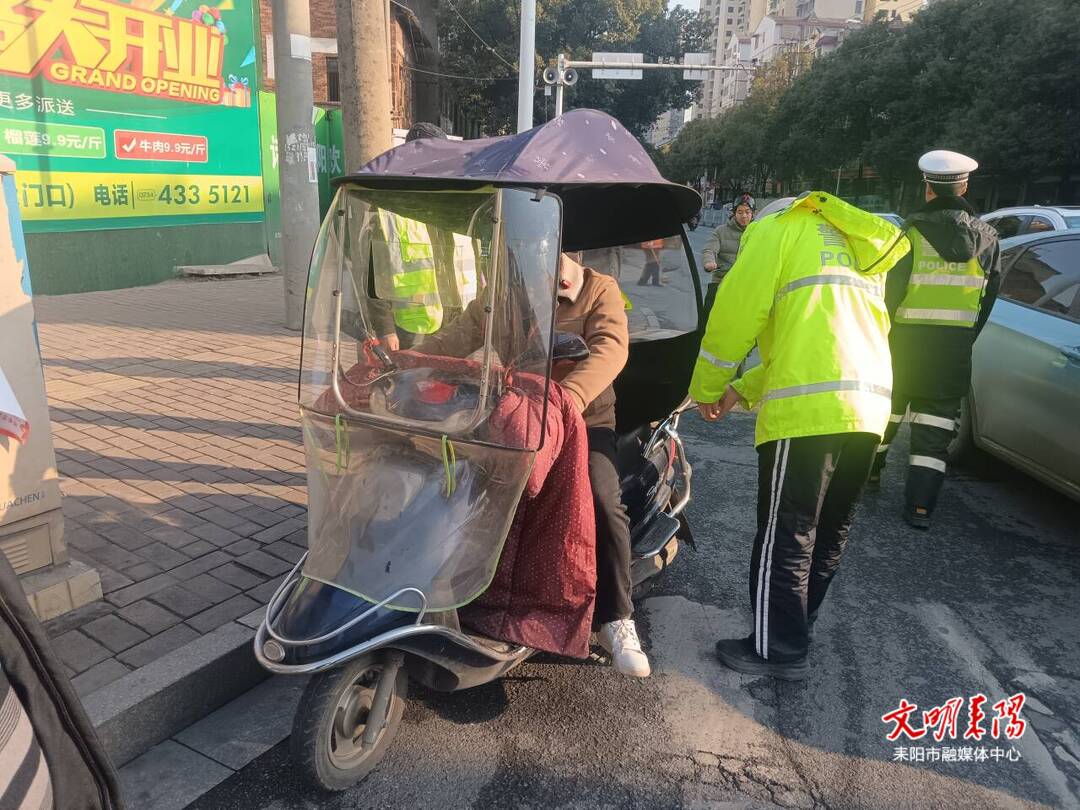 灶市街街道开展“马路市场”专项整治行动