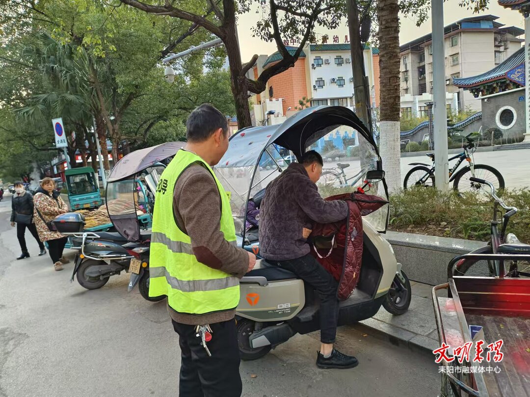 蔡子池街道开展春运交通劝导活动