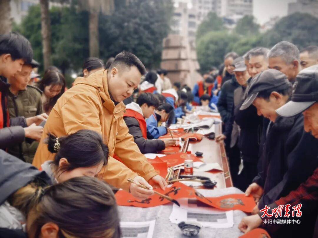 师生挥毫写春联 墨韵飘香满社区  耒阳一中进社区为市民送祝福
