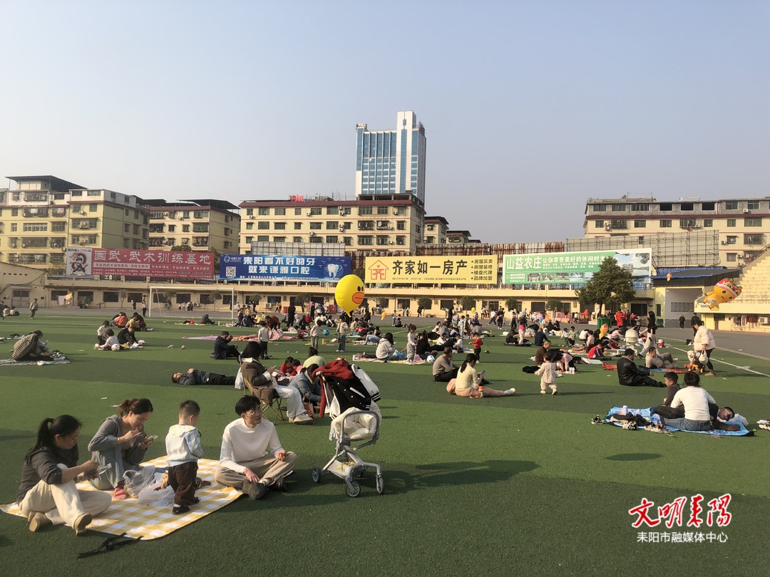 冬日暖阳，市体育运动中心成市民休闲娱乐胜地