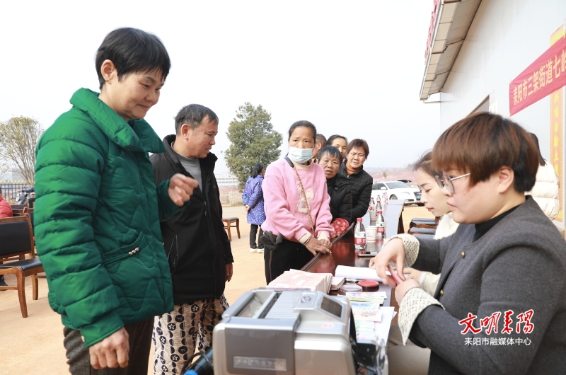 乡村车间收获喜悦 七岭社区村民分红乐开怀