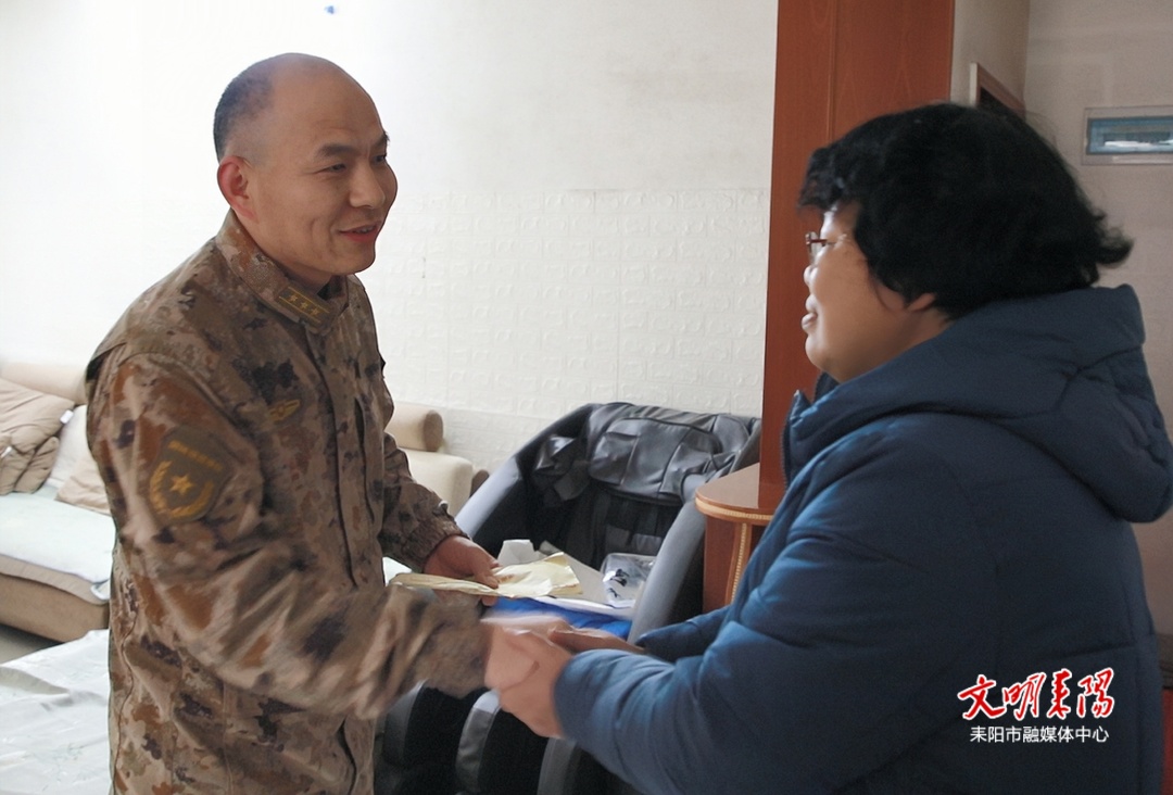 市领导走访慰问困难职工