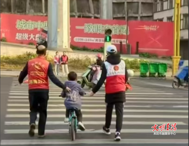 “守护交通我在岗”耒阳城区处处闪耀“志愿红”