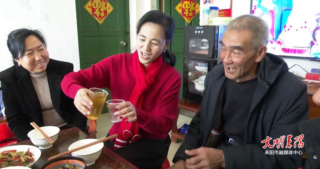 大年初二女儿回家拜年，共叙天伦之乐