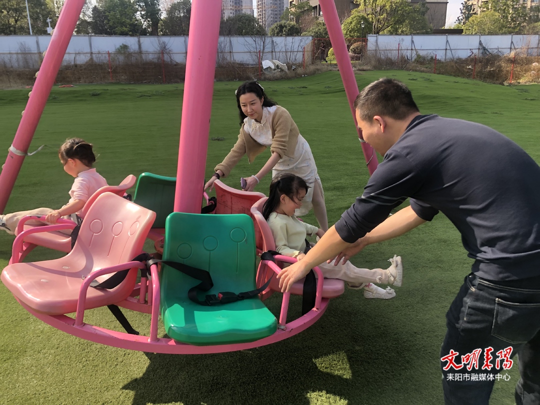 春日升溫，親子樂(lè)園游人如織