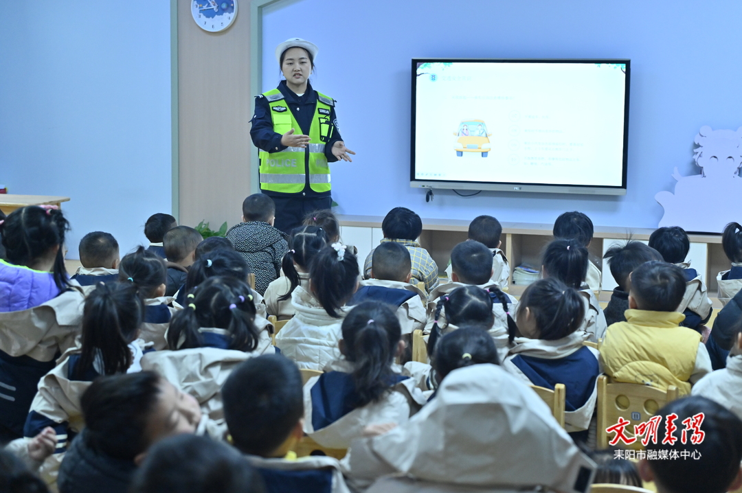 “哪吒”元素融入交规课堂 市交警大队带萌娃趣学安全知识