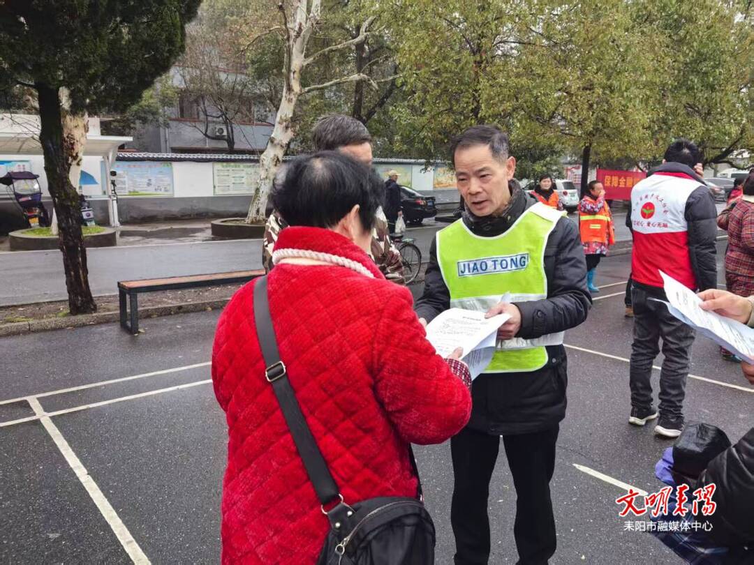 灶市街街道：学雷锋促安全，共筑交通文明防线