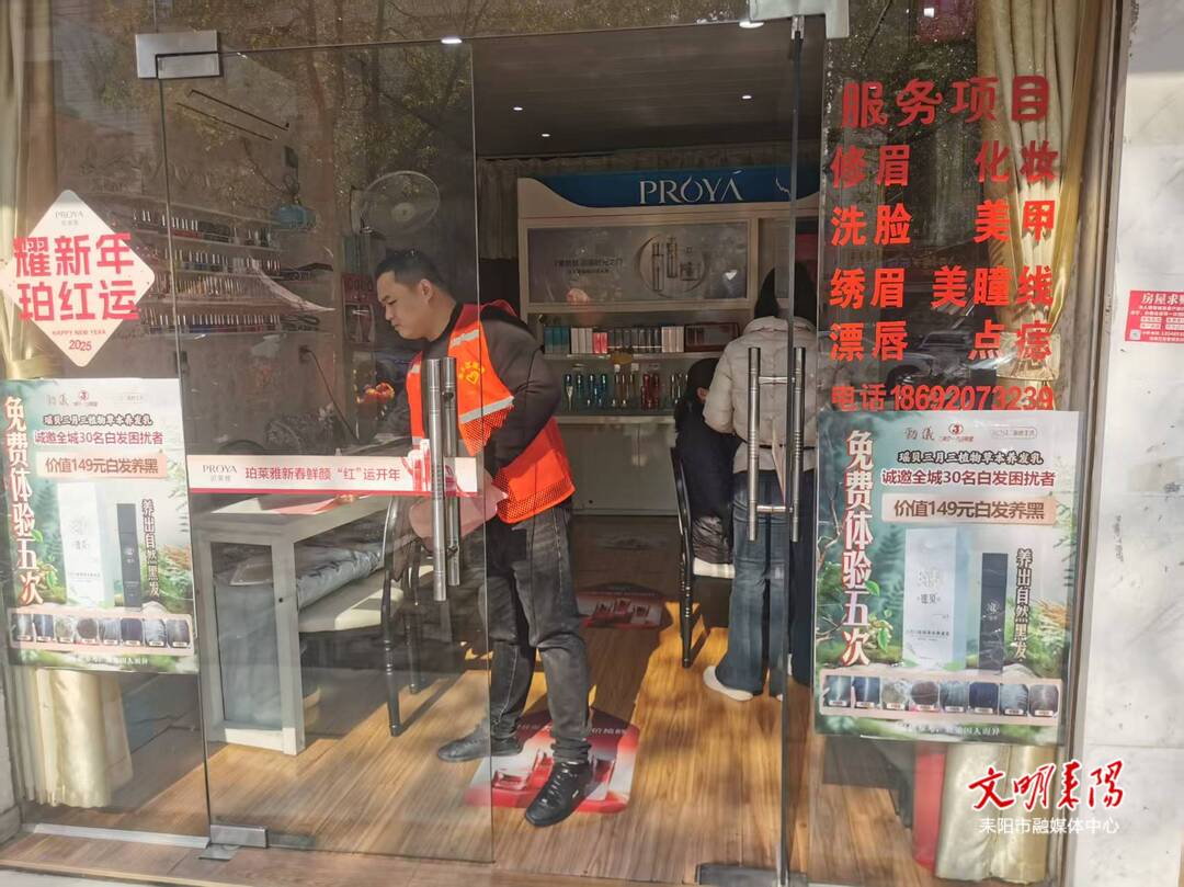 【简讯】水东江街道：交通安全进商铺  拧紧出行安全“弦”