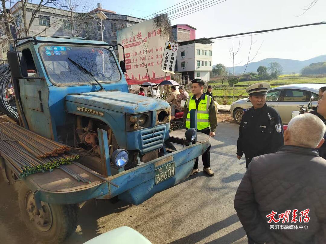 仁义镇、南京交警中队联合整治道路交通安全