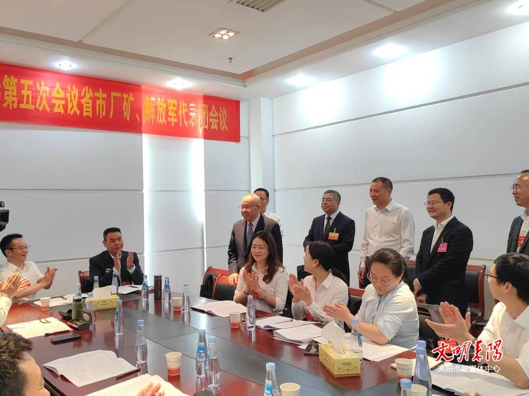 尹立鑫看望人大代表