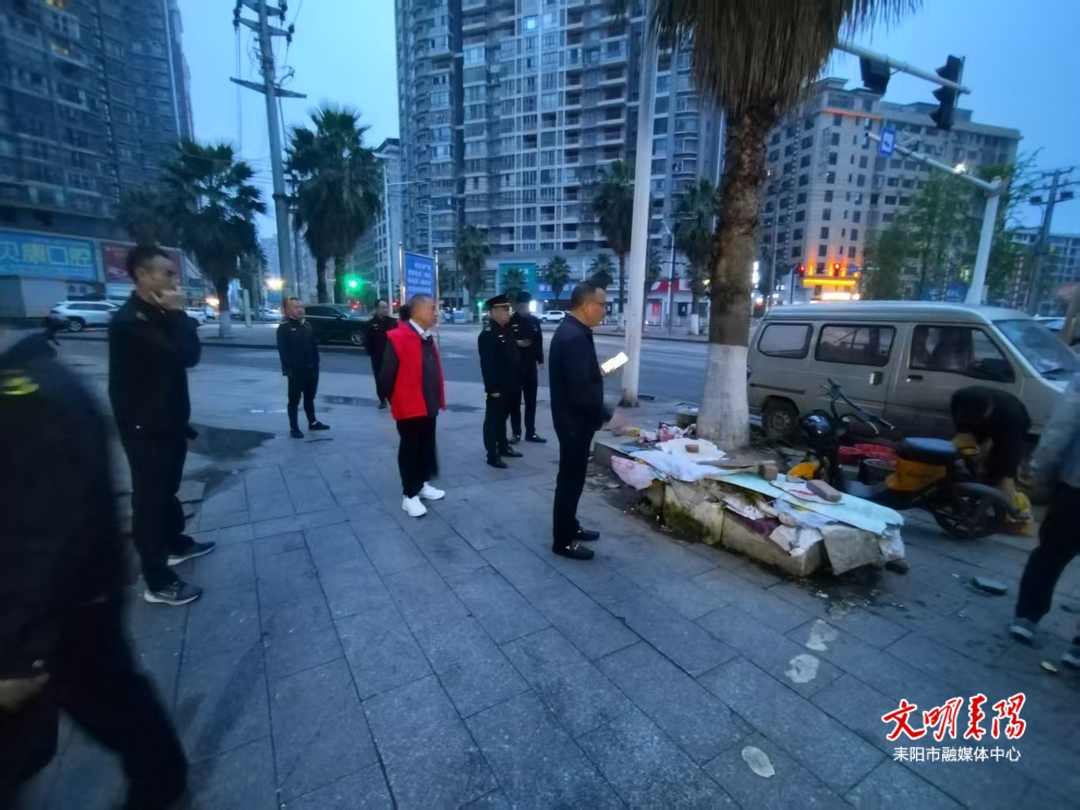 群英路“焕新颜” 蔡子池街道联合执法根治马路市场顽疾