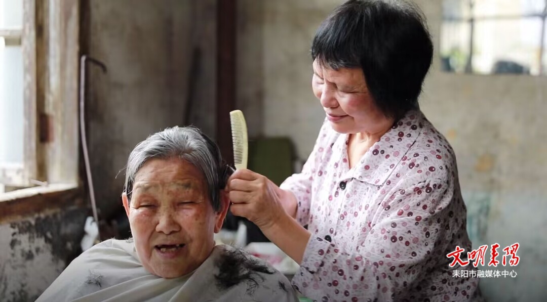 楼道里的“时光理发店”：七旬理发师用20年坚守