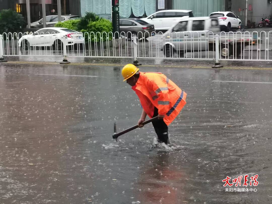 市城管局：全力应对强降雨 筑牢城市“安全网”