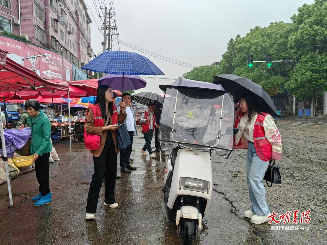 灶市办事处：多方联动整治马路市场