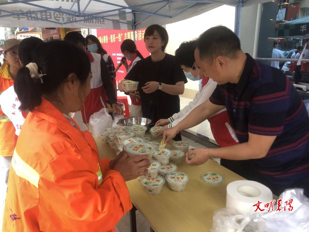 耒阳市开展“暖心粥香 情系一线”公益活动