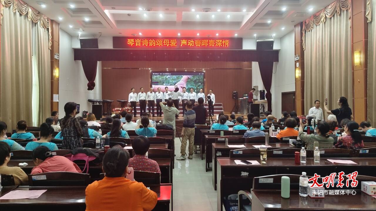 浓情献礼母亲节 文艺演出暖桑榆