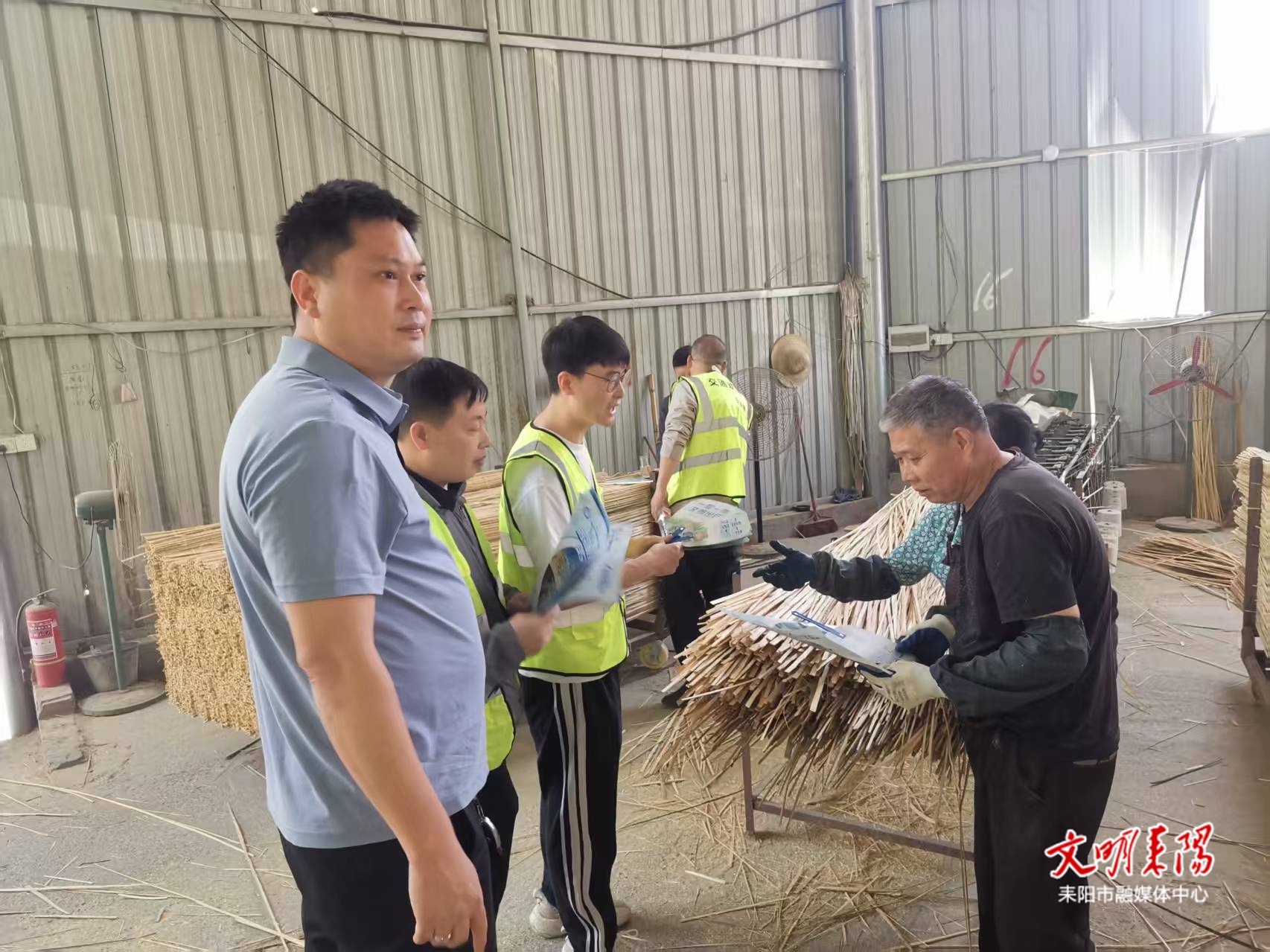 安全“扇”递文明风 头盔守护平安行