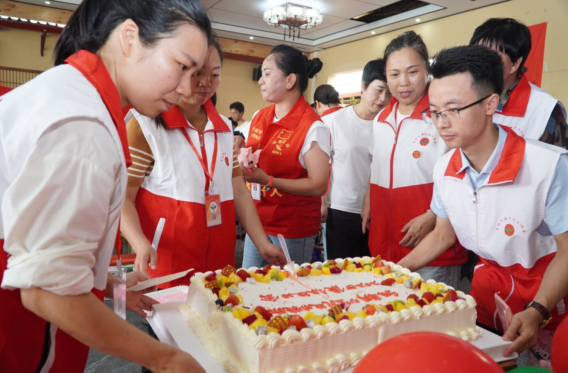 举办集体生日宴 情暖困境儿童心