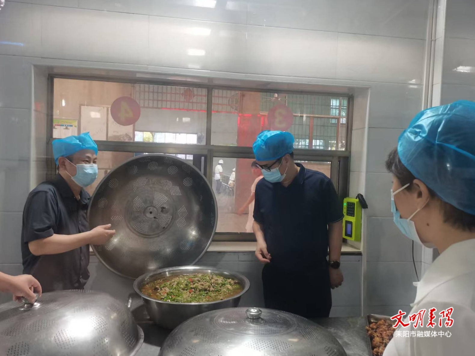 郭兴中到学校检查“校园餐”工作