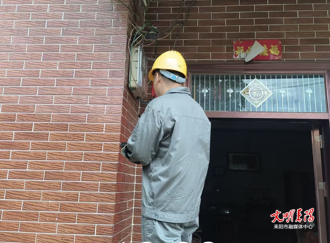 长坪供电所：除隐患  保安全 降线损