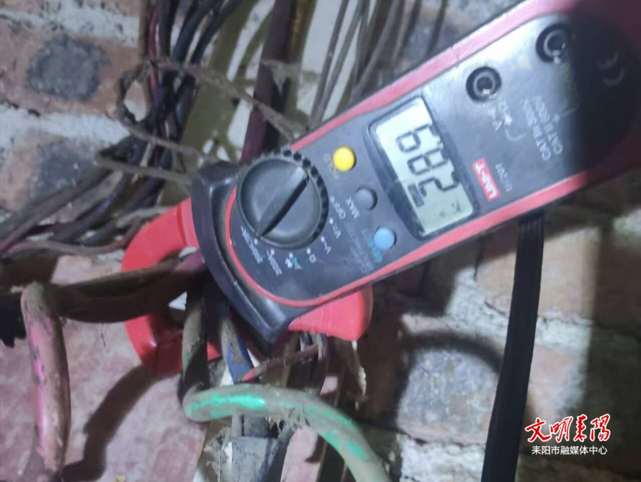 南阳供电所：上门服务除隐患，耐心宣传消误会
