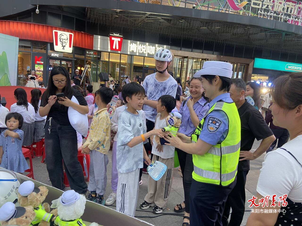 耒阳交警夜场宣传“一盔一带” 市民热情参与共筑交通安全防线