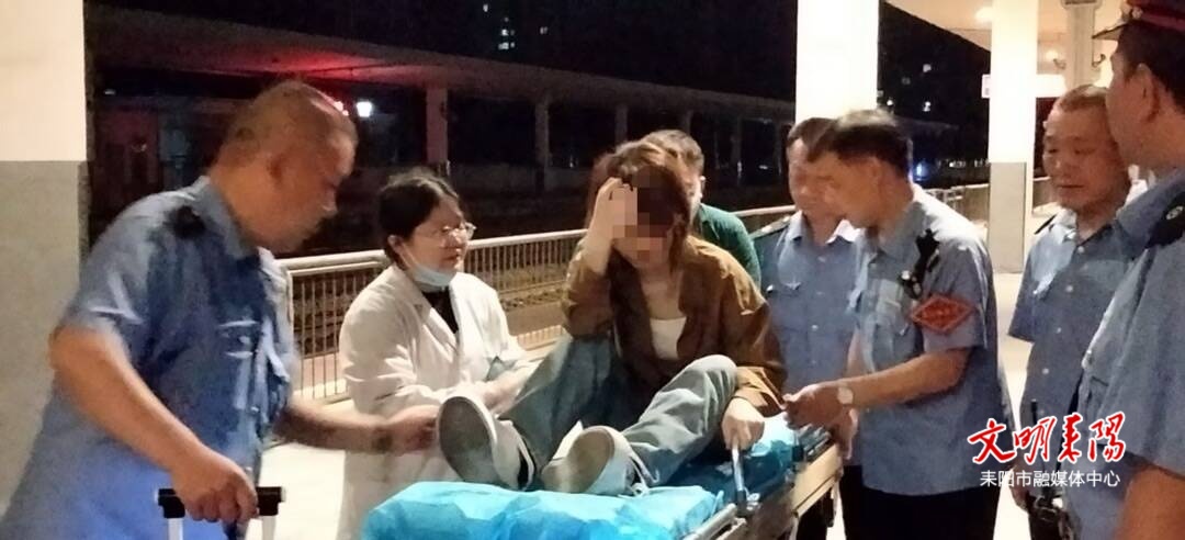 暖心一幕：深夜，火车紧急停车救治突发疾病旅客