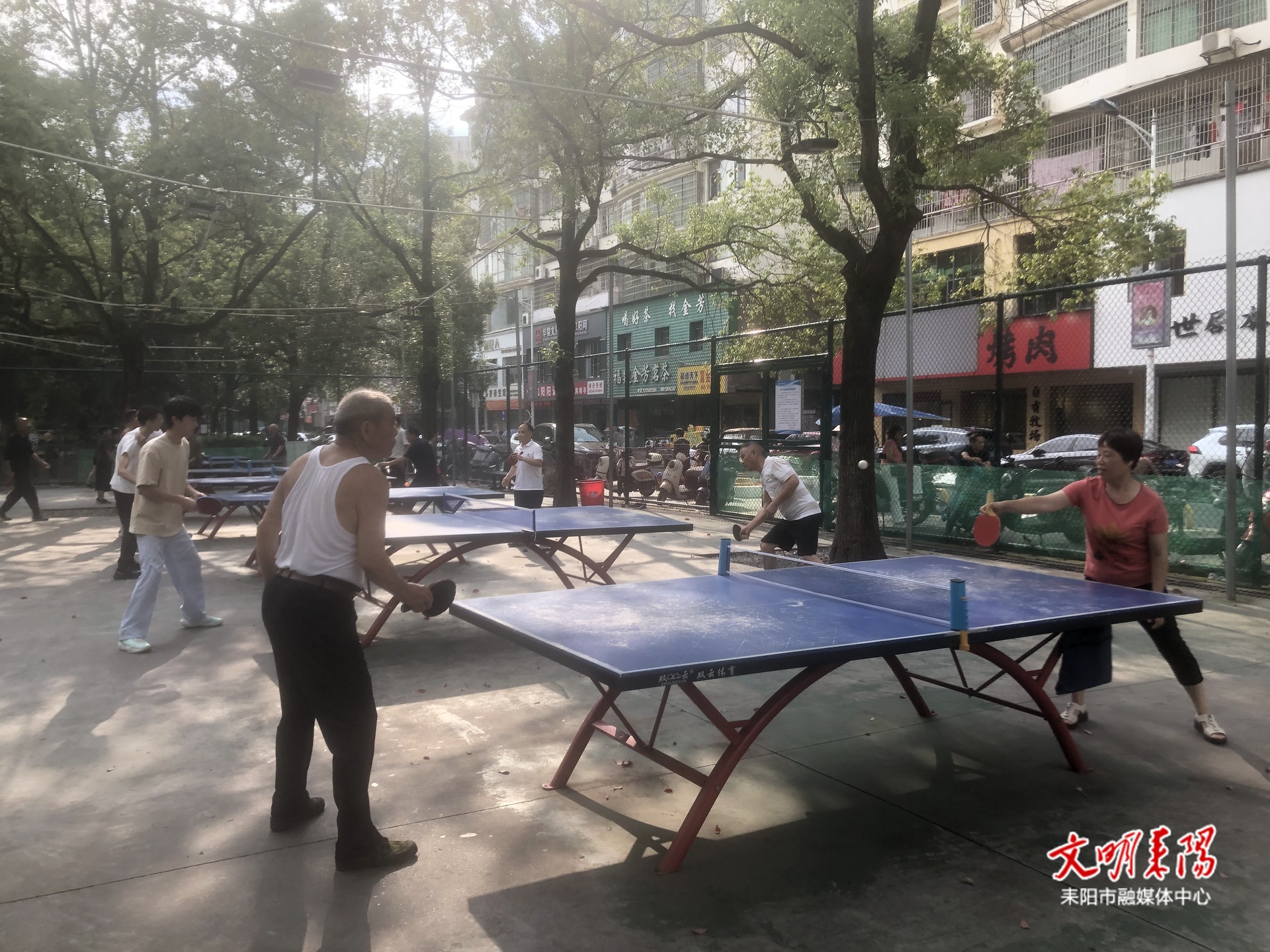 耒阳市发明家广场露天乒乓球馆成市民健身“热土”